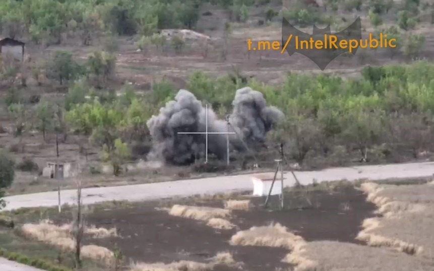 Quân Nga nã pháo chính xác vào công sự Ukraine sau khi quan sát kỹ mục tiêu